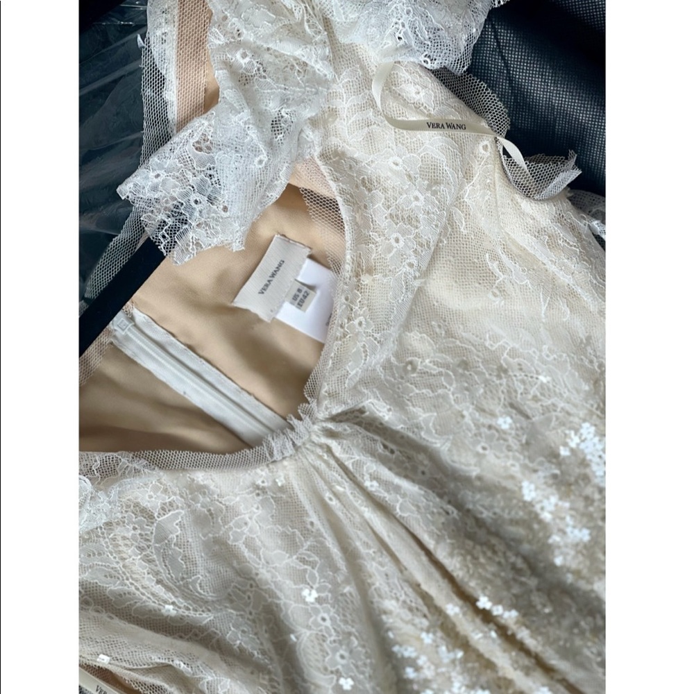 Vera Wang Ivory Embroidered Lace Wedding Gown;US 8 - Picture 5 of 11